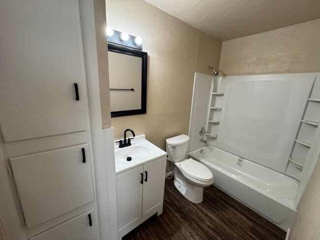 Foto del edificio - 2 bed one bath all new inside!