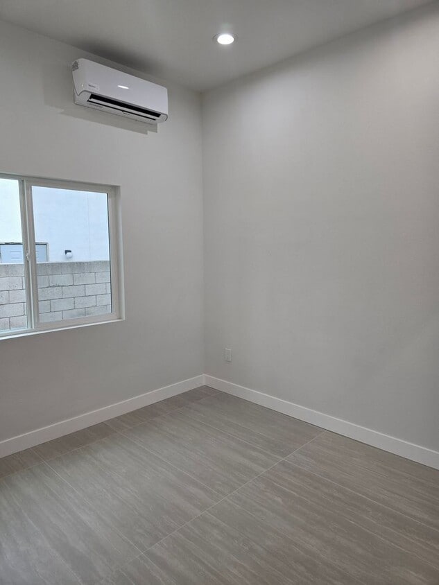 Foto del edificio - 12685 Aristocrat Ave