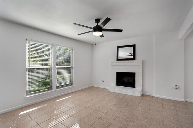 Foto del edificio - 6909 Woodhue Dr