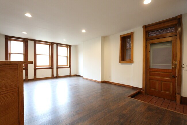 Building Photo - 1529 W Jackson Blvd