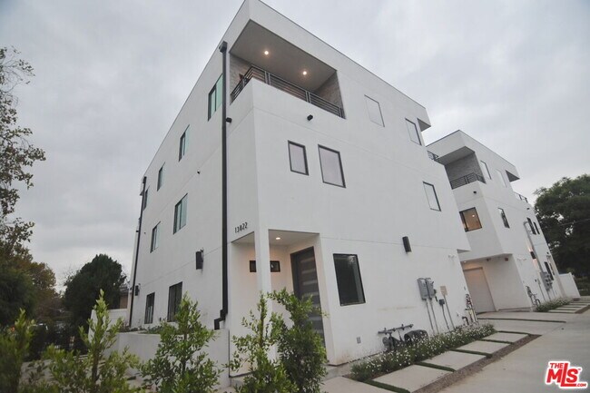 Building Photo - 13822 Oxnard St