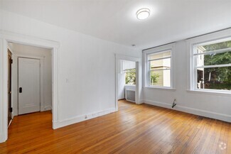 Building Photo - 170 Maple St