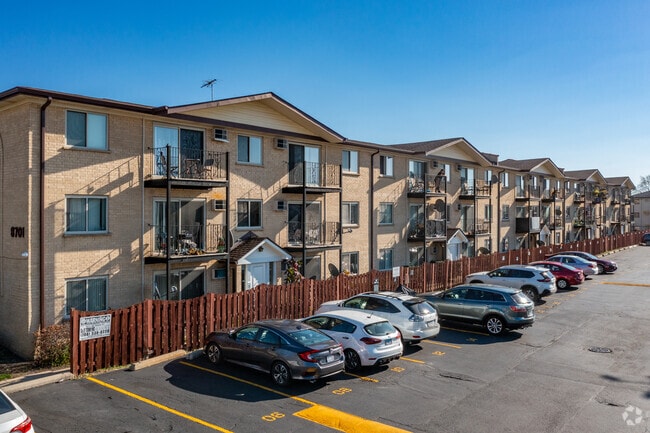 Building Photo - 8701 W FOSTER Ave