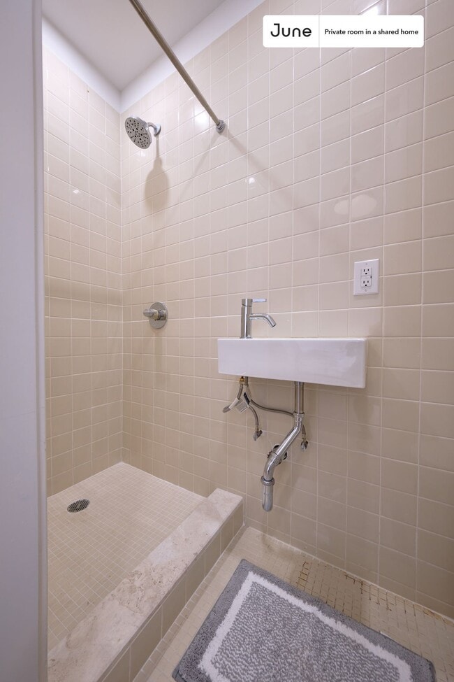 Building Photo - Room in Shared 4 bed/4 bath home