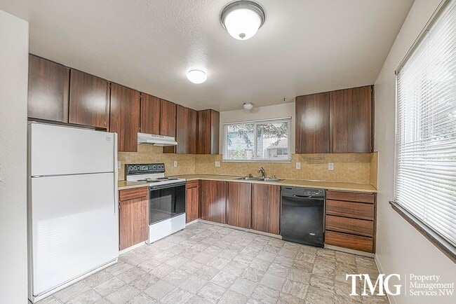 Building Photo - Charming Pet Friendly 2BR Condo with a Garage!