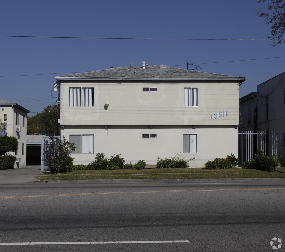 Building Photo - 13511-13517 Victory Blvd