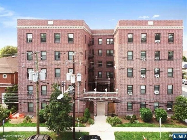 Building Photo - 54 Broad St