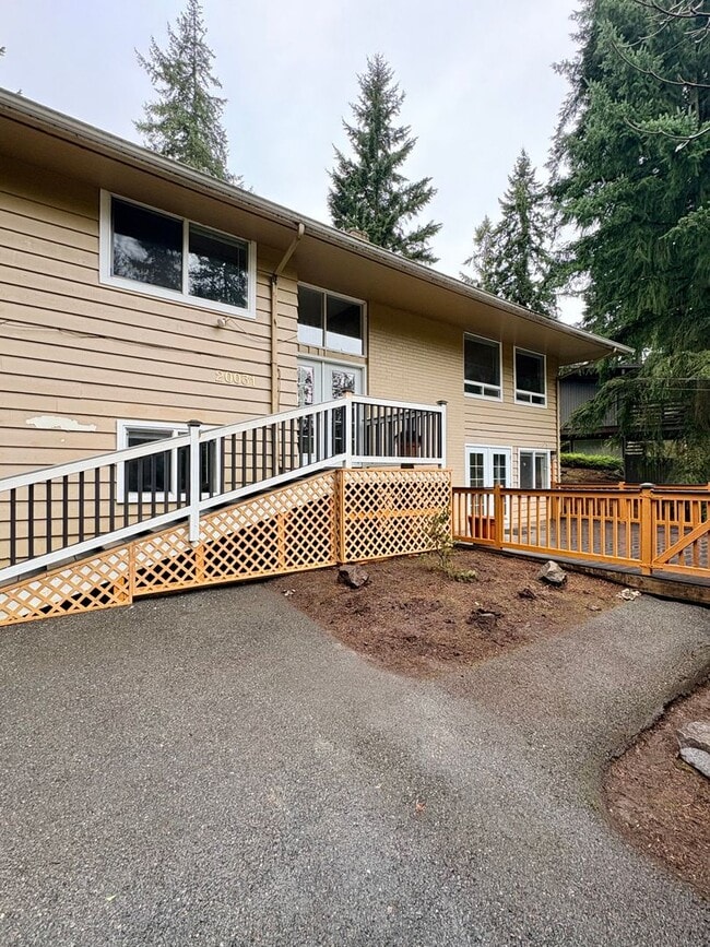 Building Photo - Newly Remodeled Beautiful and Spacious Shoreline Home