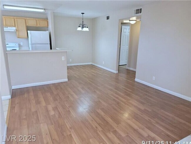Foto del edificio - SE / SUNRISE MANOR 2ND FLOOR UNIT IN GATED...