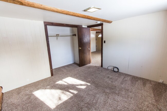 Building Photo - Charming Cabin for Rent in Central Location!