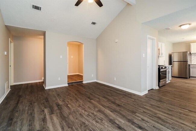 Building Photo - 5302 Hemlock Dr