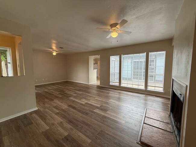 Building Photo - Cozy and clean 3 bedroom 2 bath townhouse AVAILABLE NOW!