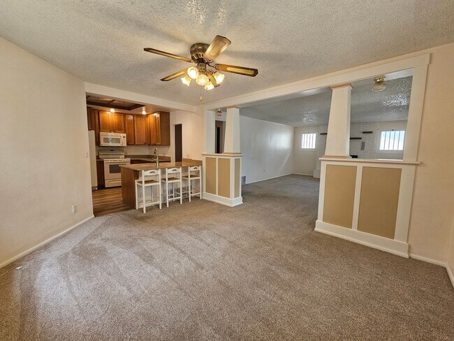 Foto del edificio - 3 Bed 1 Bath Charming Westside Retreat!!