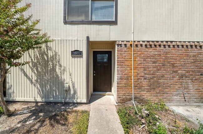 Foto del edificio - 7847 Green Lawn Dr