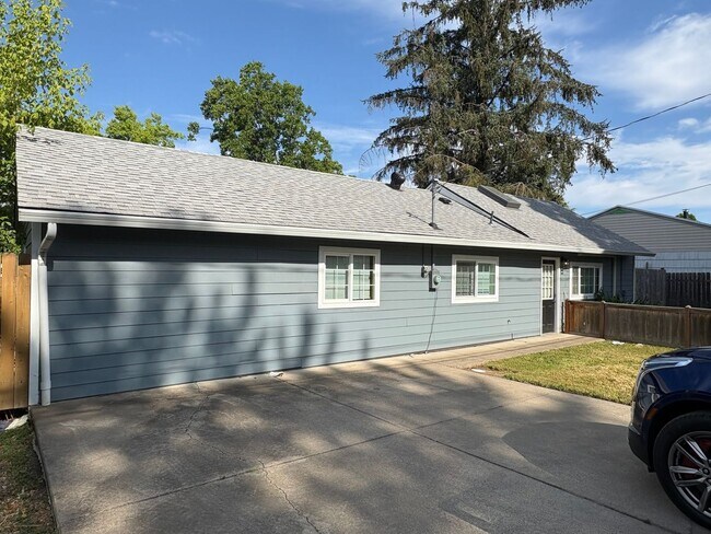 Building Photo - Back Property Cottage