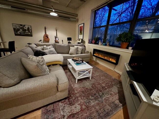 Building Photo - Spacious 1bed/1ba condo in Brewers Hill!