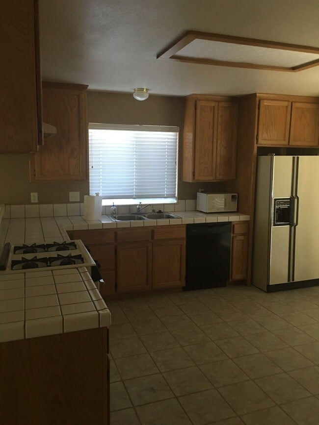 Building Photo - Beautiful home in desired location
