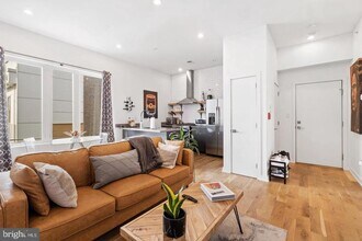 Building Photo - 1617 Hope St