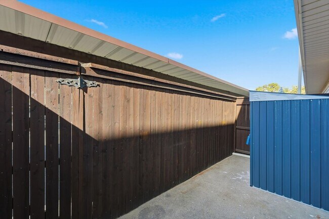 Foto del edificio - 9829 Park Ln Ct