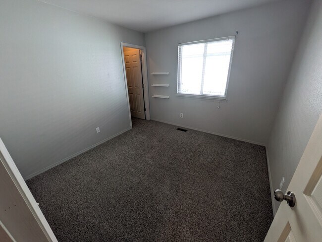 Segundo dormitorio - 664 Walden Ct