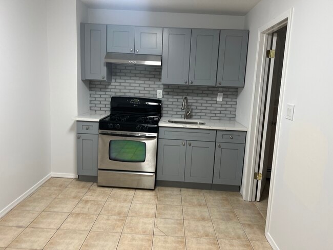 Modern kitchen with quartz counter tops - 4 Columbus St