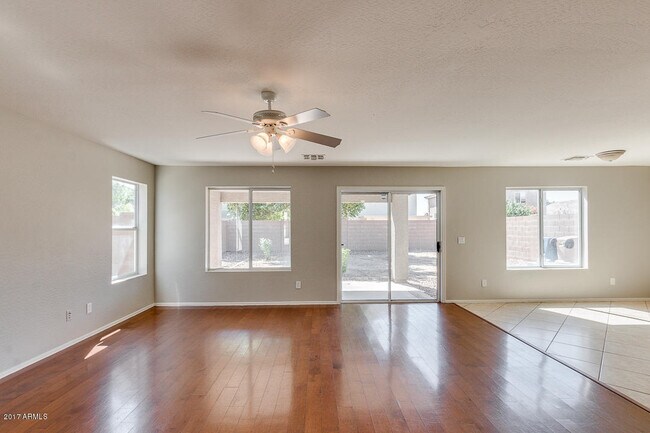 Foto del edificio - 4BR 3 FULL BATHROOMS W/ HUGE LOFT AND LARGE MASTER