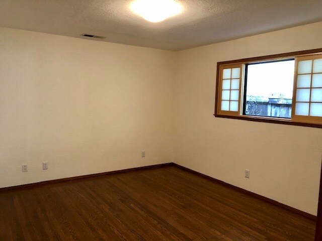 Building Photo - 1307 University Dr