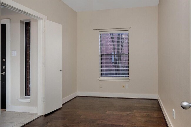 Foto del edificio - 914 W 25th St