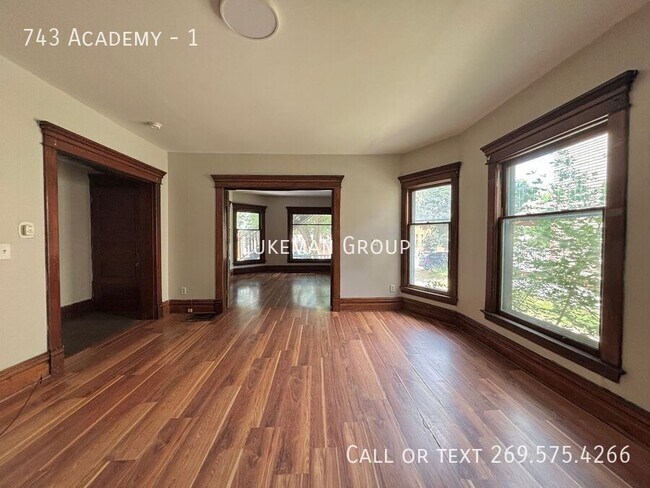 Foto del edificio - 743 Academy-1