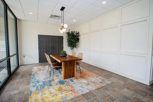 Foto del edificio - Upscale 1BR/1BA Condo with Balcony & City ...