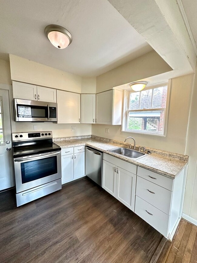 Photo - 1528 Dagmar Avenue House