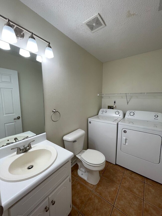 Building Photo - 118 W Briar Dr