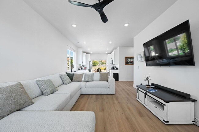 Building Photo - Private Bedroom with Private Bathroom – Fully Furnished & Move In Ready