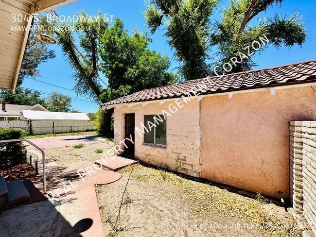 Building Photo - Central Fallon 3 bedroom home w/ AC and la...