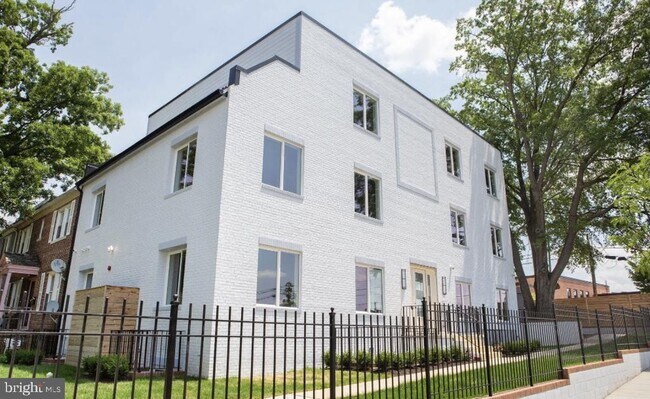 Foto del edificio - 1701 Trinidad Ave NE