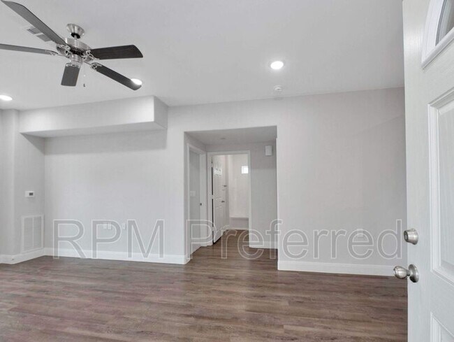 Building Photo - 430 Schmidt