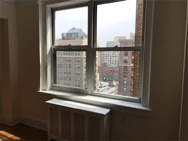 Building Photo - 304 W 75th St