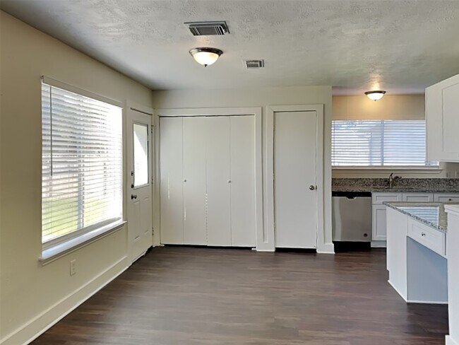 Foto del edificio - 5011 Westfield Village Dr