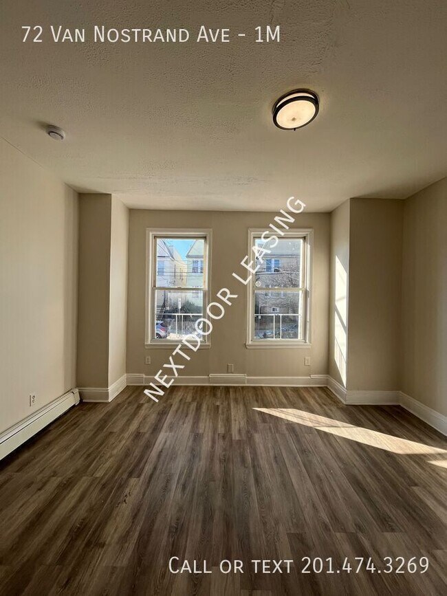 Foto del edificio - 72 Van Nostrand Ave