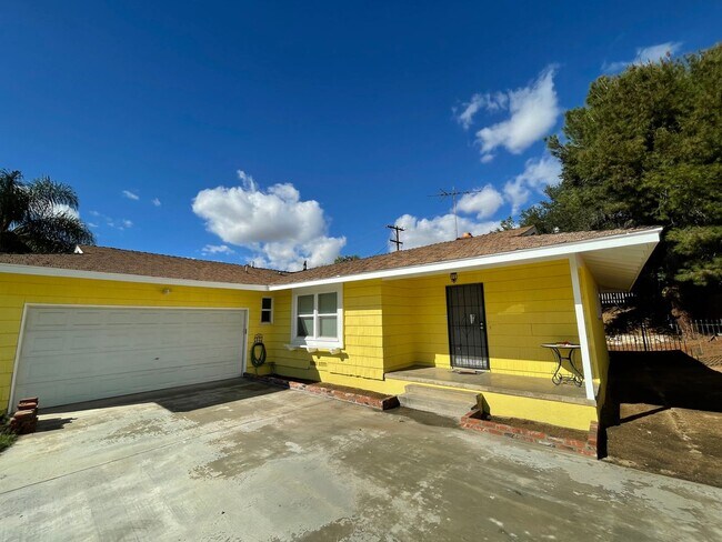 Building Photo - Beautiful updated Four Bedroom home in Riv...
