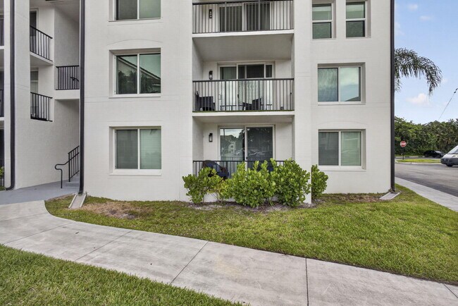 Building Photo - 1002 Villa Cir