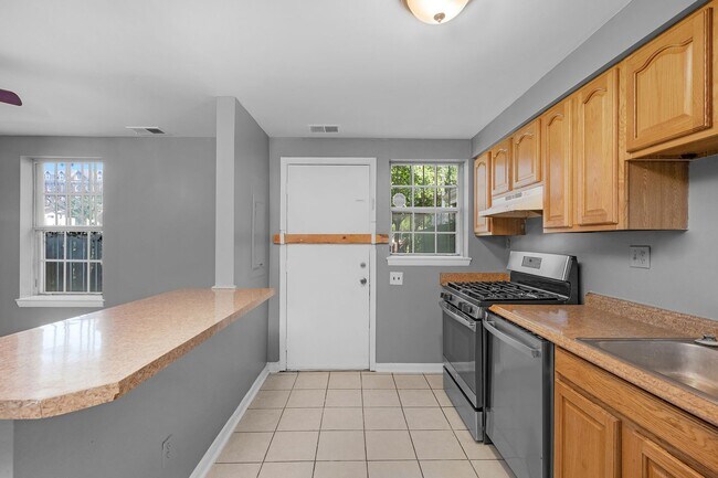 Foto del edificio - 1226 E Madison St