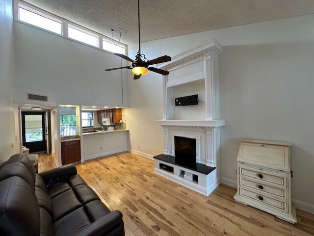 Foto del edificio - 222 Woodlake Wynde