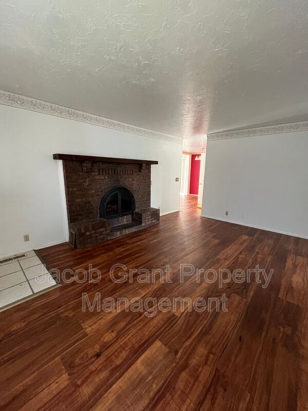 Foto del edificio - 1083 Westcliff Dr