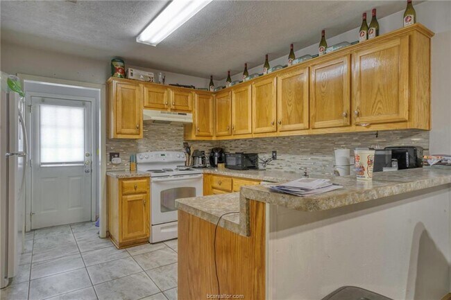 Building Photo - 901 Azalea Ct