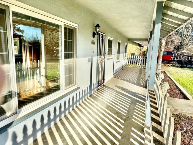 Building Photo - 3/2 Ranch Home with Oversized Lot and Pool