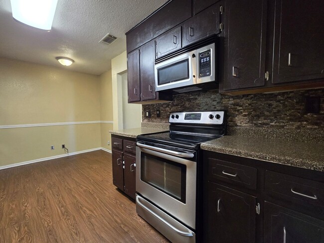 Building Photo - RENT SPECIAL - AVAILABLE NOW!