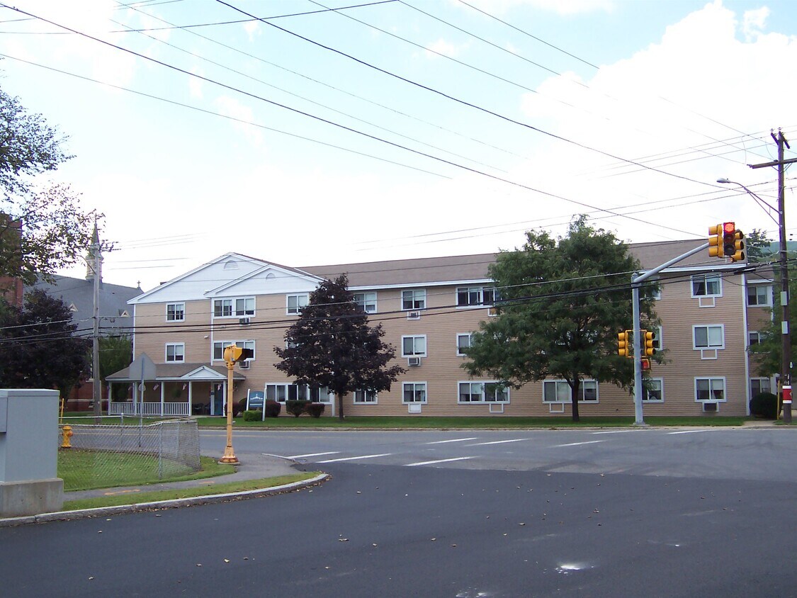 Building Photo - 611 State Rd