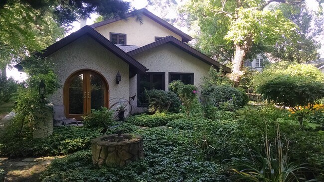 Building Photo - 19 East Dr