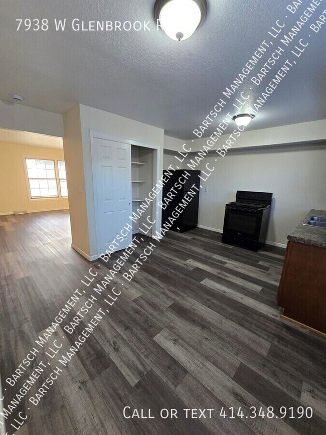 Foto del edificio - 7938 W Glenbrook Rd